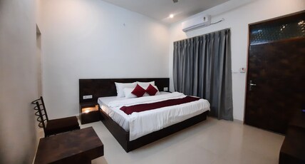 Neel Amar Villas Room Type - King bed room