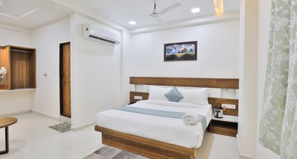 Hotel SR Radhey KIM Room Type - Twin Triple Room