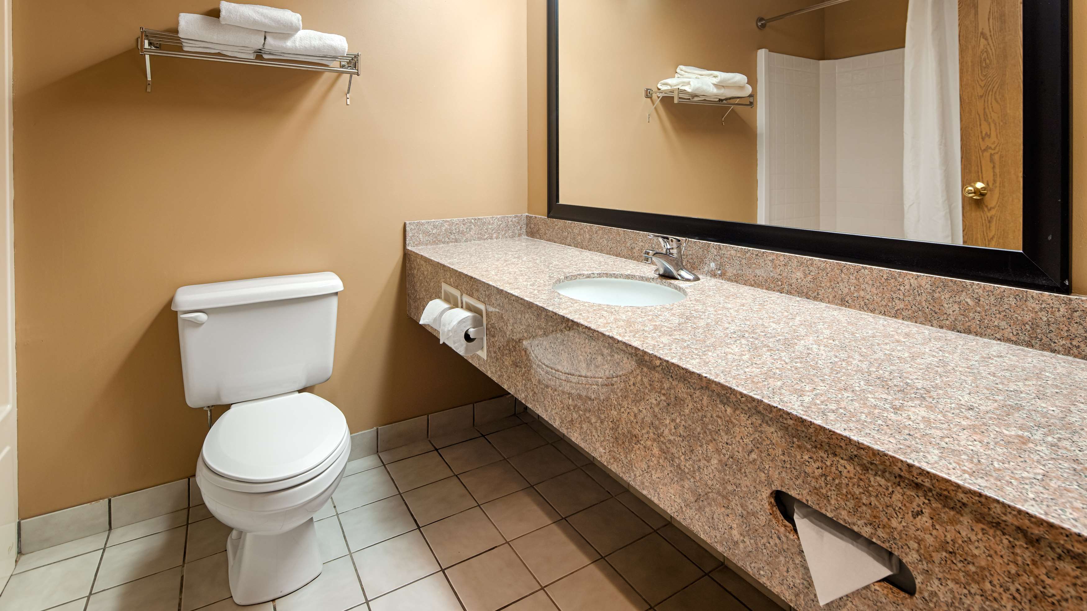 Best Western Plaza Hotel Saugatuck - Tap to explore photos