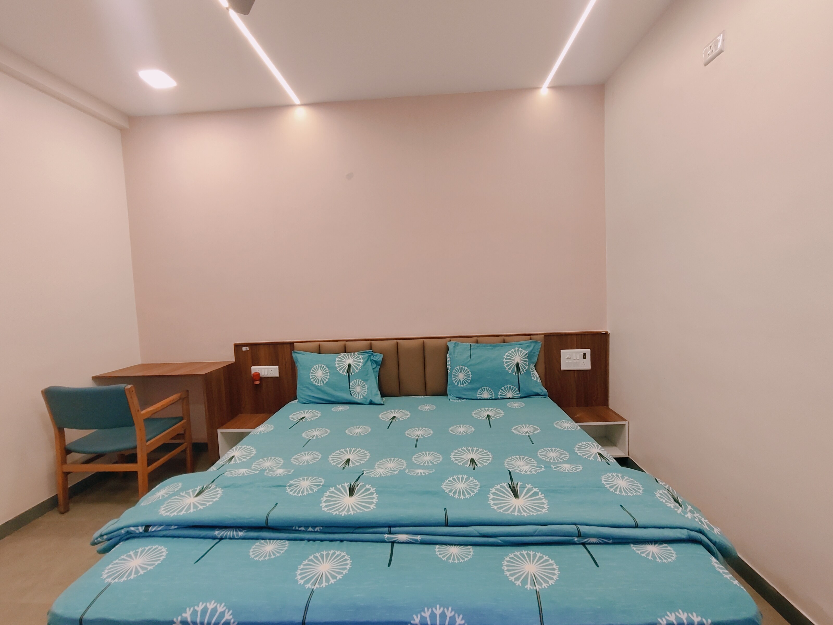 Hotel New Samadhan Palace - Tap to explore photos