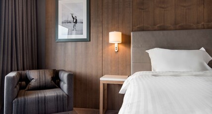 Radisson Blu Hotel Manchester, Airport Room Type - Executive Room - Runway View amp; Lounge Acc