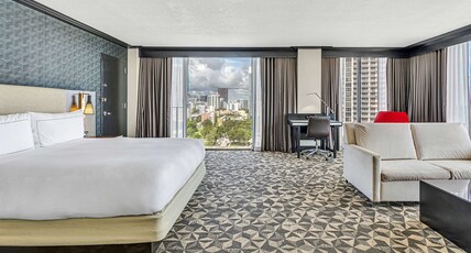 Hilton Miami Downtown Room Type - 1 KING JR STE ACC BATHTUB
