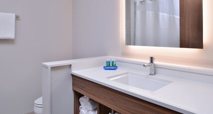Holiday Inn Express & Suites - Marshalltown Room Type - 2 Queen Beds Standard Comm Access Tub