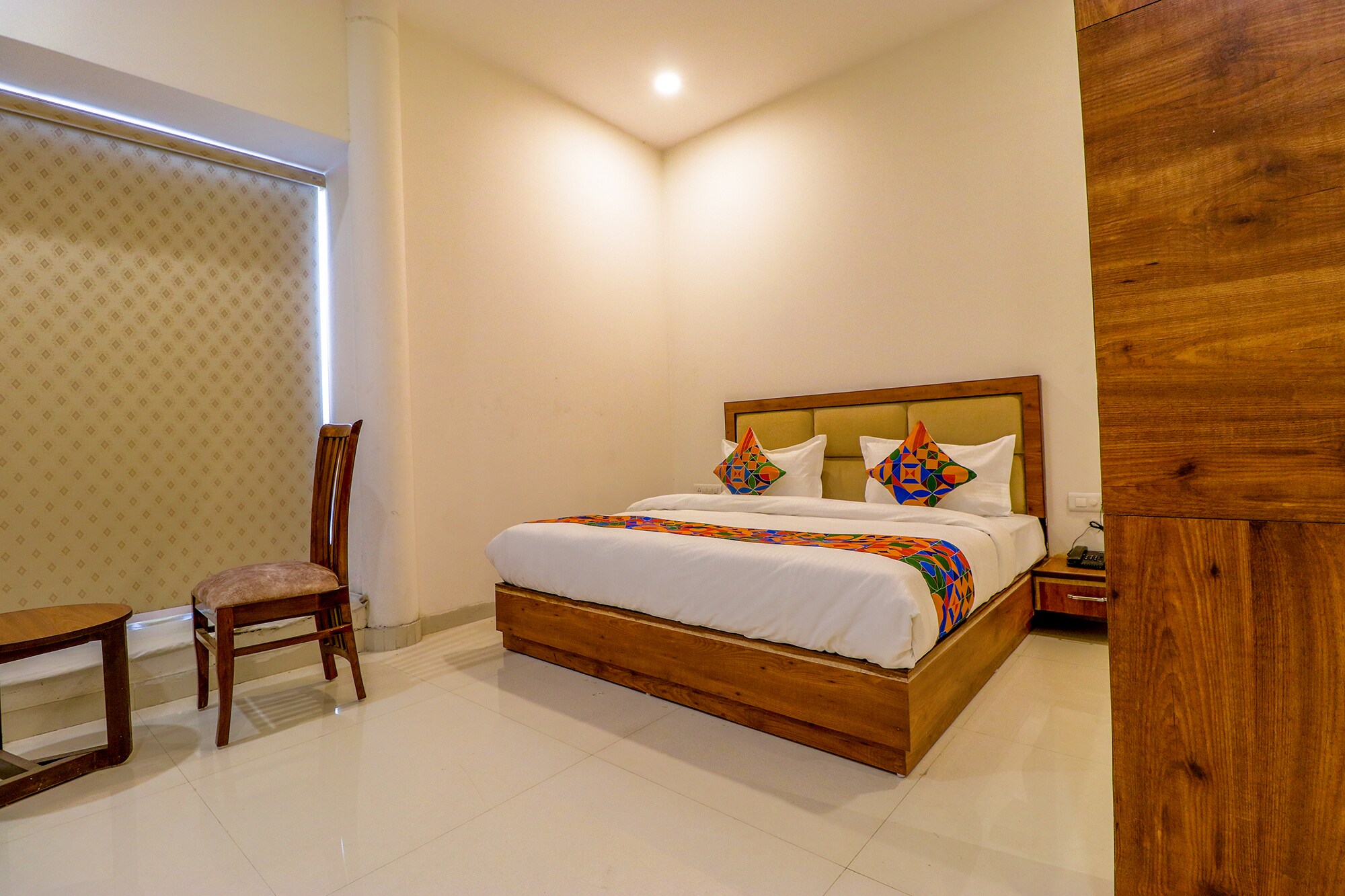 HOTEL PARISAR - Tap to explore photos