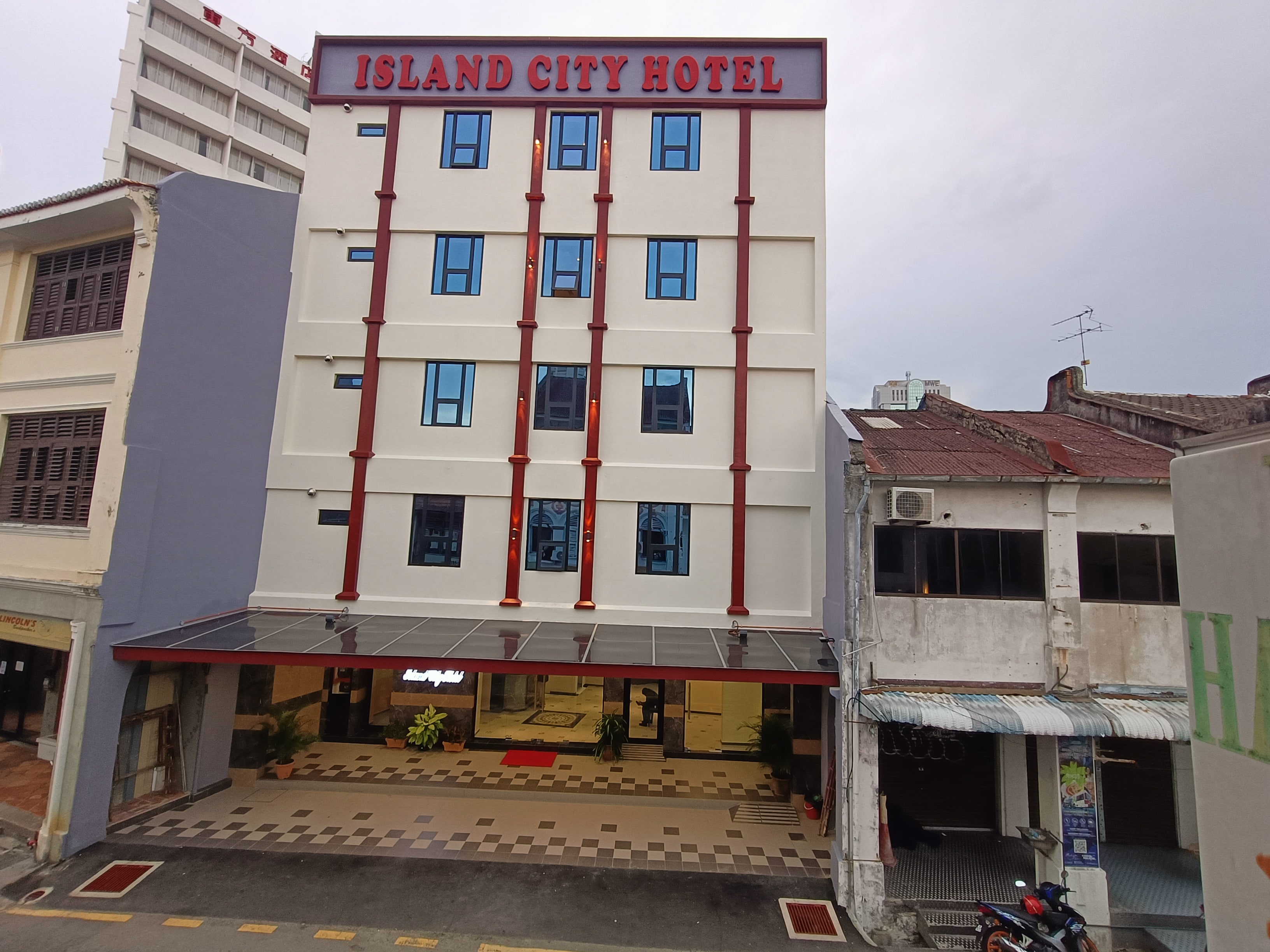 Capital O 90897 Island City Hotel - Tap to explore photos