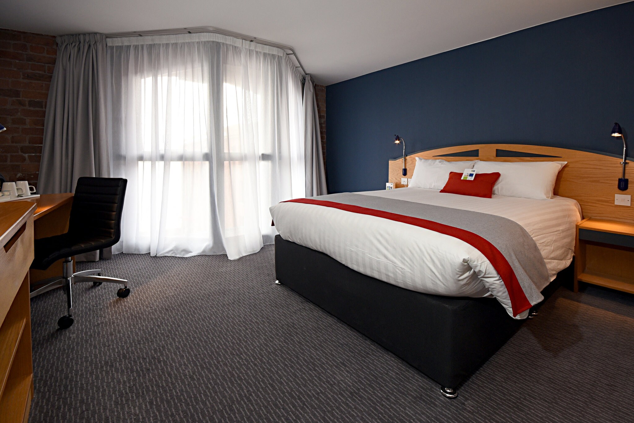 Holiday Inn Express Albert Dock - Tap to explore photos