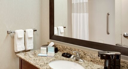 Hampton Inn by Hilton Chickasha Room Type - 1 KNG ACCESSIBLE TUB NS