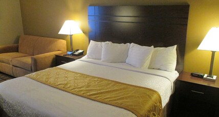 Best Western Plaza Hotel Saugatuck Room Type - Suite-1 King Bed, Non-Smoking, Sofabed For One Person, Whirlpool, Kitchenette, Microwave And Refrige Best Western Plaza Hotel Saugatuck Room Type - Suite-1 King Bed, Non-Smoking, Sofabed For One Person, Whirlpool, Kitchenette, Microwave And Refrige
