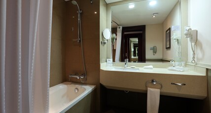 Holiday Inn Riyadh Izdihar Room Type - 2 Single Standard Central Building Smoking