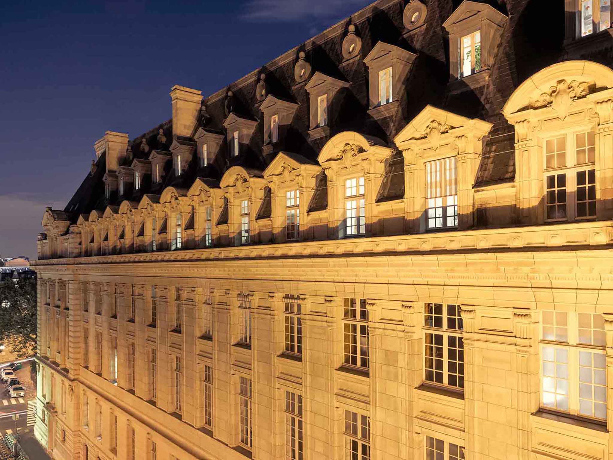 Mercure Paris Centre Tour Eiffel - Tap to explore photos