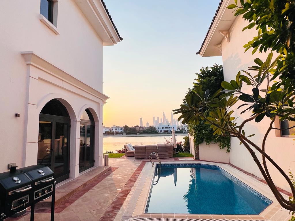 Luxurious Villa - Tap to explore photos