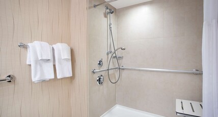 Hilton Rosemont Chicago O'Hare Room Type - 1KG MOB HEAR ACC RI SHWR