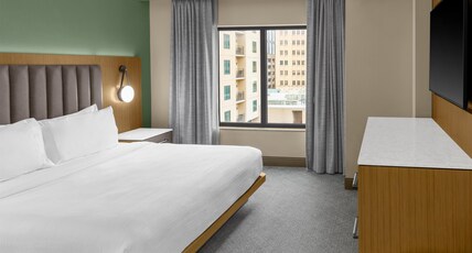 Embassy Suites San Antonio Riverwalk Downtown Hotel Room Type - 1 KING MOB HEA ACC TUB STE
