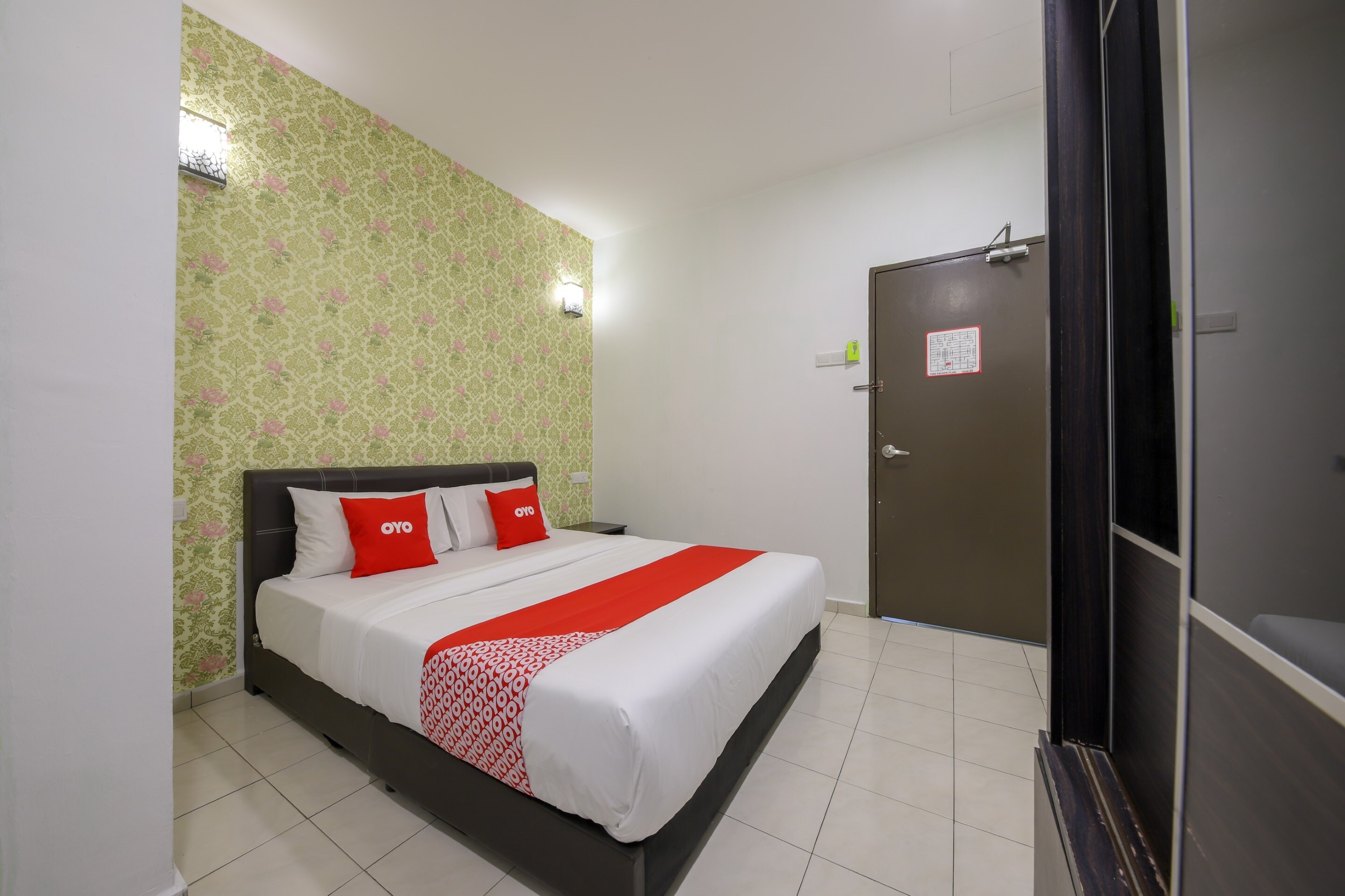 OYO 89497 Dream Nur Hotel - Tap to explore photos