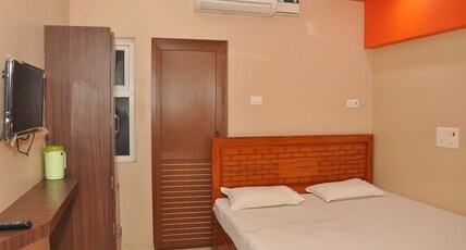 Hotel Duwaraka Room Type - Double Bed Room AC