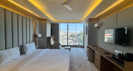 Lalit Hotel Room Type - Suite Room With Jacuzzi