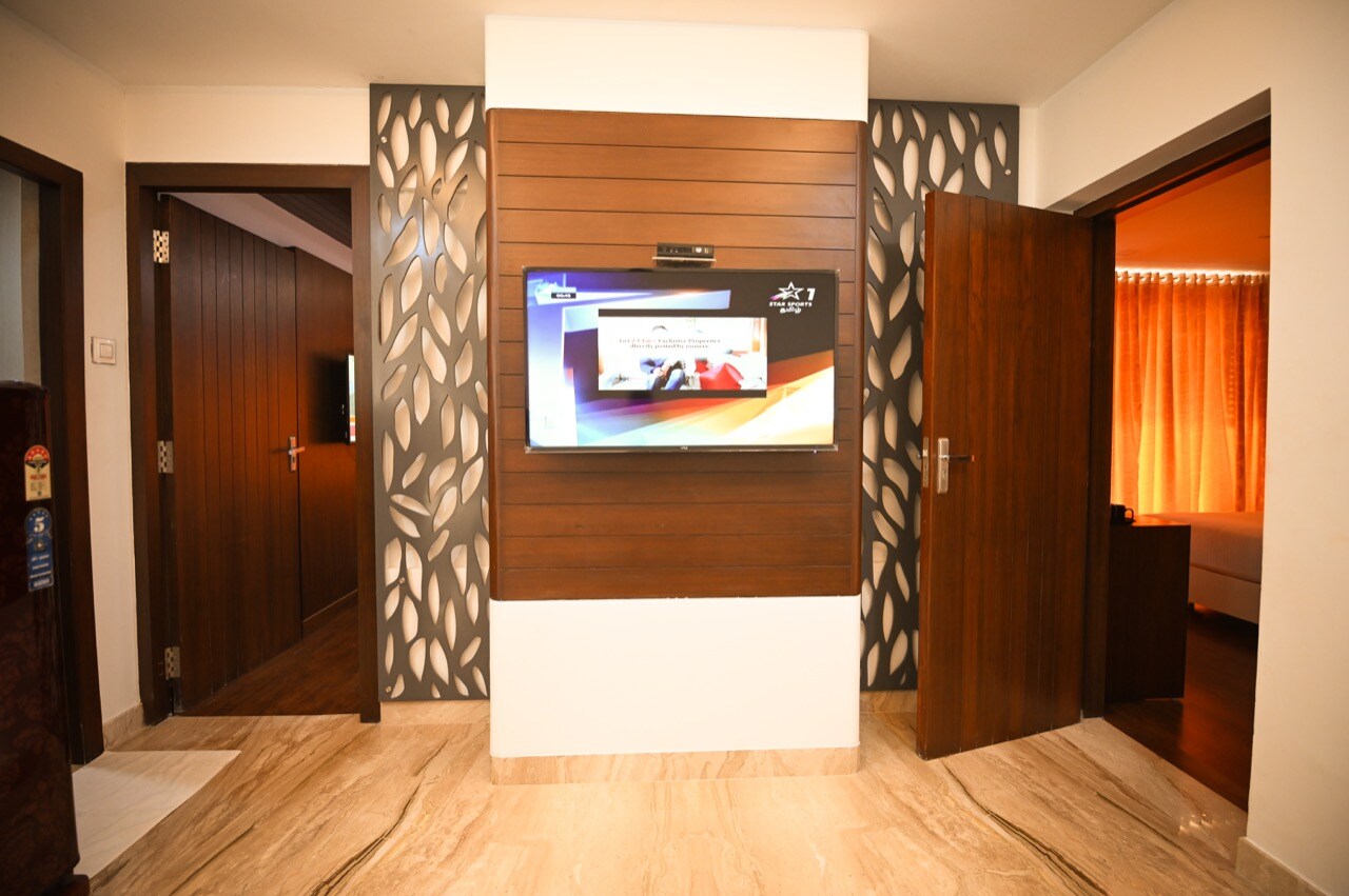 Chola Serviced Apartment | Rooms & Caretaker - Tap to explore photos