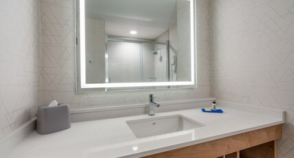 Holiday Inn Express & Suites VAUGHAN-SOUTHWEST Room Type - 1 King Standard Sofa Bed