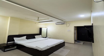 HOTEL SINGH INTERNATIONAL Room Type - Deluxe King Bed Room with City View
