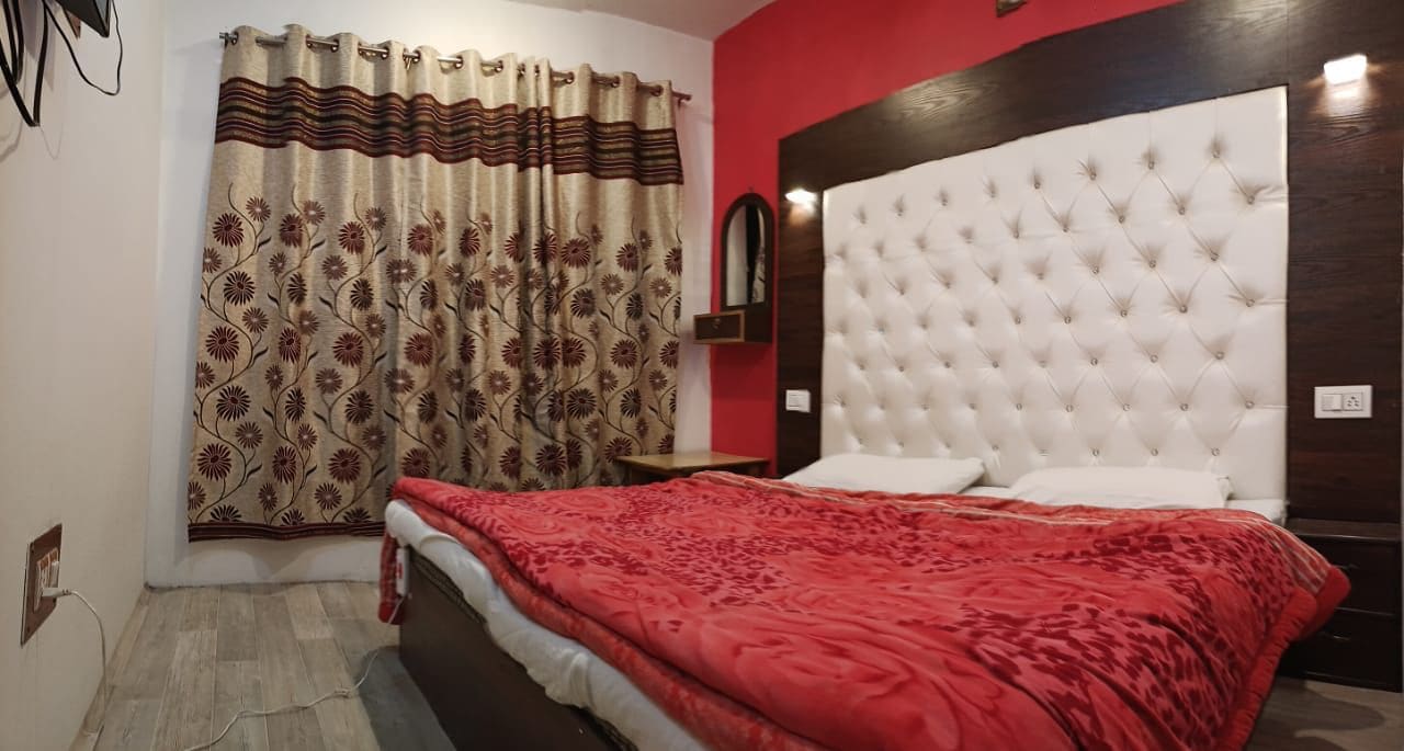 Royal Hameed - Tap to explore photos