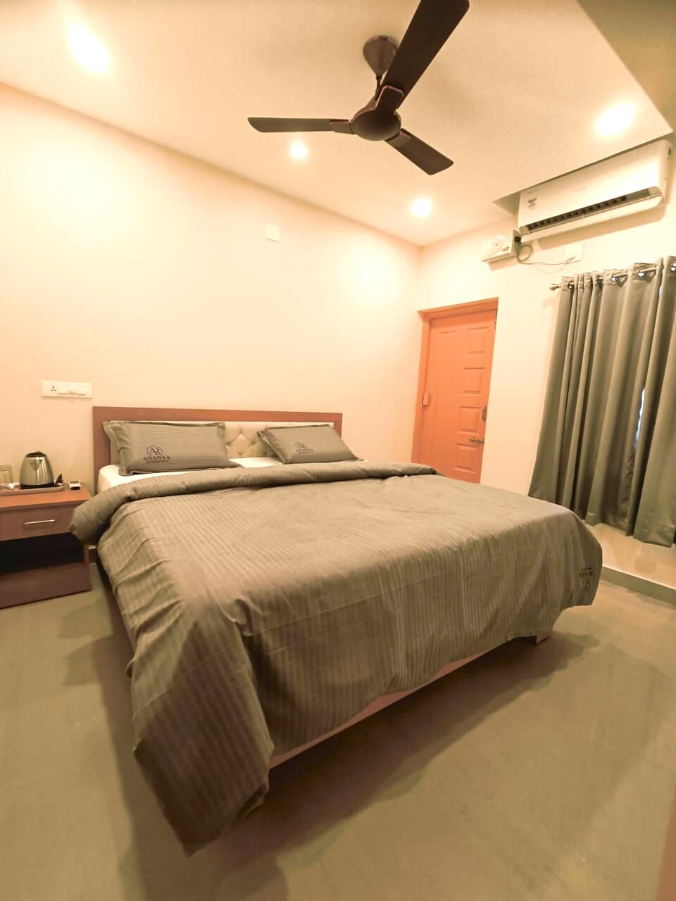 Balcony Bliss Room Couple-Friendly Stay - Tap to explore photos