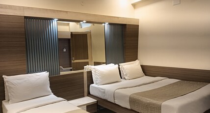 Mannars Deluxe Lodge Room Type - Deluxe Triple Bedded AC Room