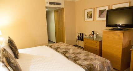 Hilton London Metropole Room Type - QUEEN GUEST ROOM