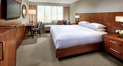 Hilton Pasadena Room Type - 1 KING BED MOUNTAIN VIEW
