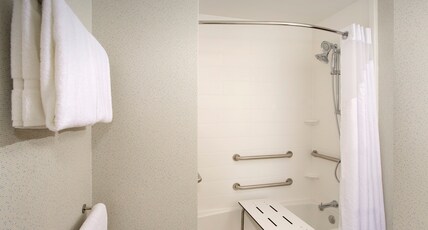 Holiday Inn Express & Suites NEW BRAUNFELS Room Type - 2 Queen Standard Comm Mobil Access Tub