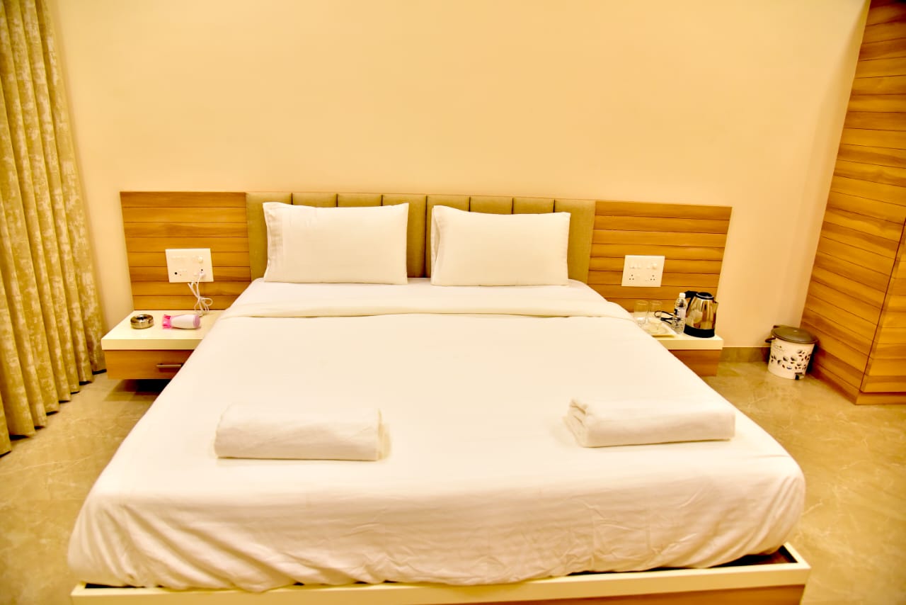 Hotel Royal Executive ( 23 Km from Vitthal Temple ) - Tap to explore photos
