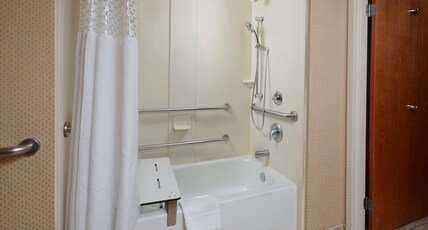 Hampton Inn Raleigh-Durham Airport Room Type - 1 KNG ACCESSIBLE TUB NS