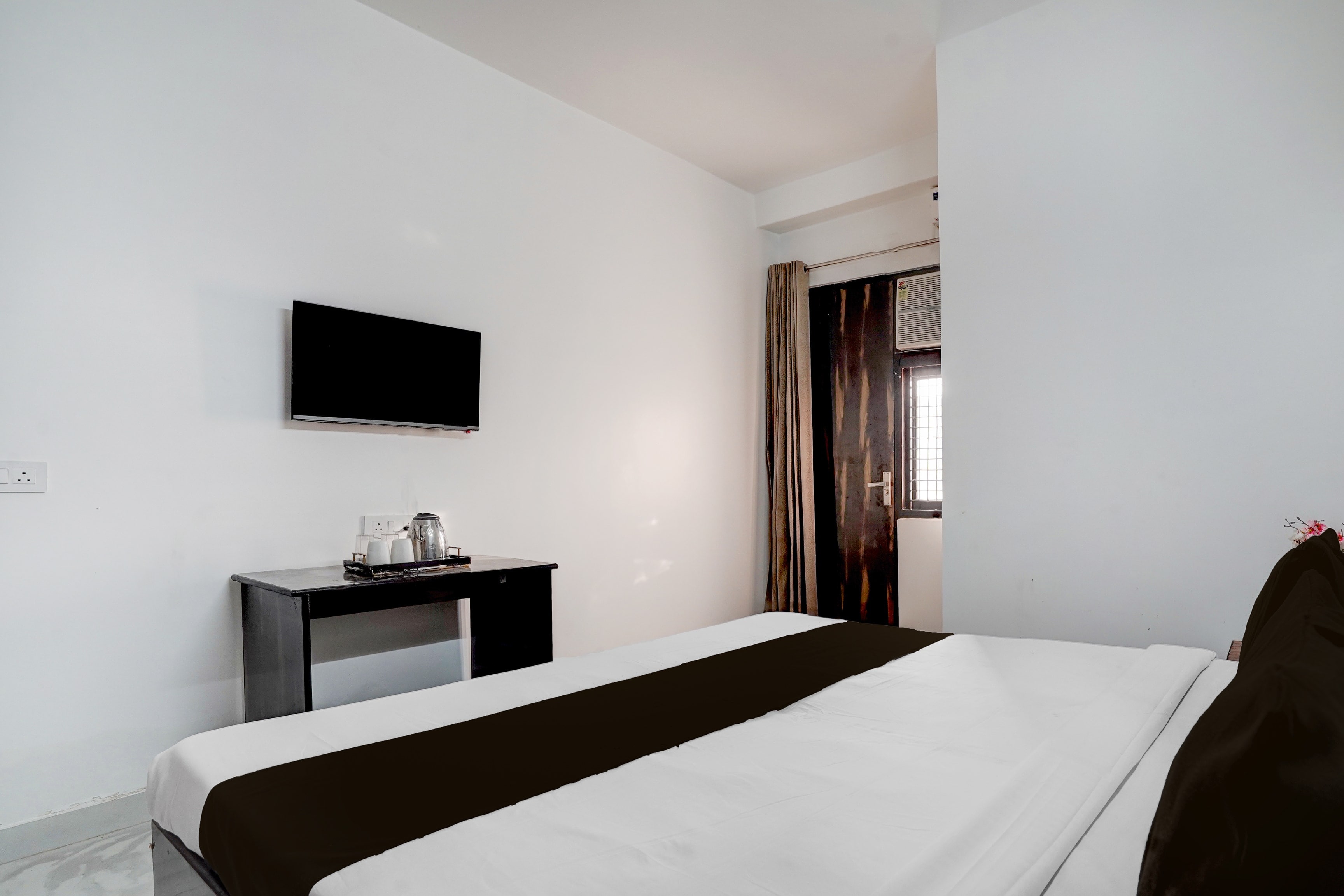 Collection O Sector 7 Rohini Formerly Giriraj Residency - Tap to explore photos