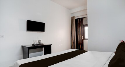 Collection O Sector 7 Rohini Formerly Giriraj Residency Room Type - Super Deluxe Room