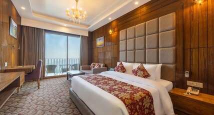 KC Vilaas Kufri Room Type - Premium Room with Mountain Valley View (Bathtub)