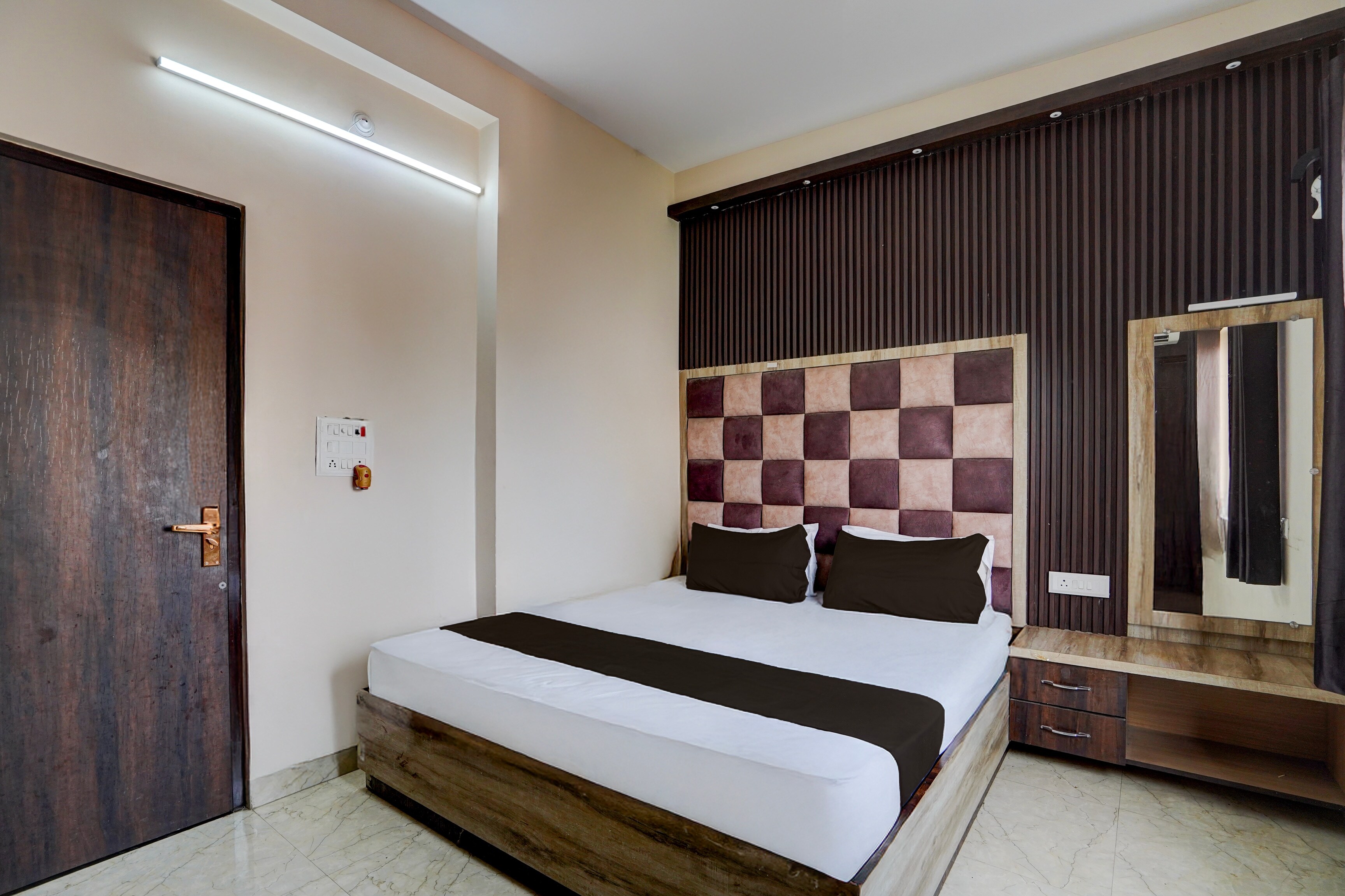 Super Hotel O Dev Vanshi Palace - Tap to explore photos