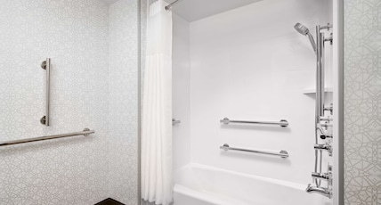 Hampton Inn by Hilton Clewiston Room Type - 1 KING MOB HEAR ACC TUB