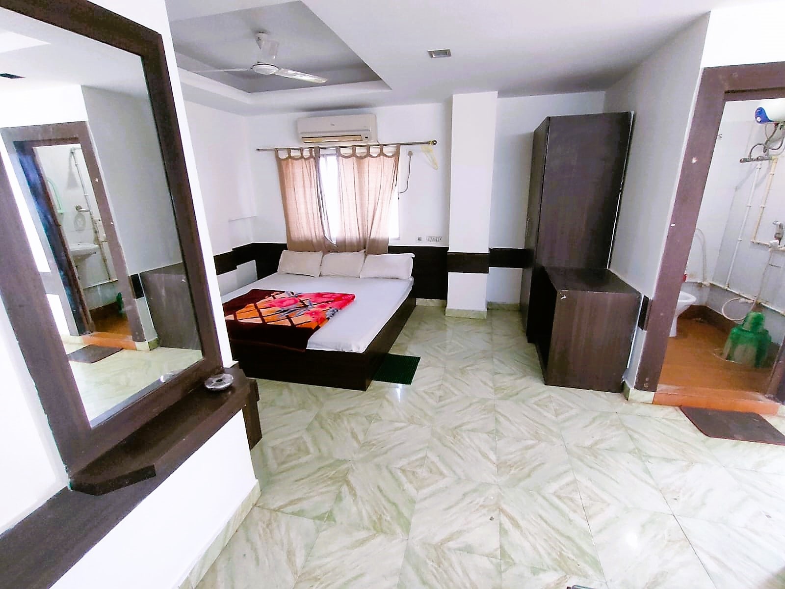 STAYMAKER Chakra Nayan Tara Sonu Inn - Tap to explore photos