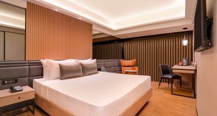 Lemon Tree Premier Malad Mumbai Room Type - Deluxe King Room