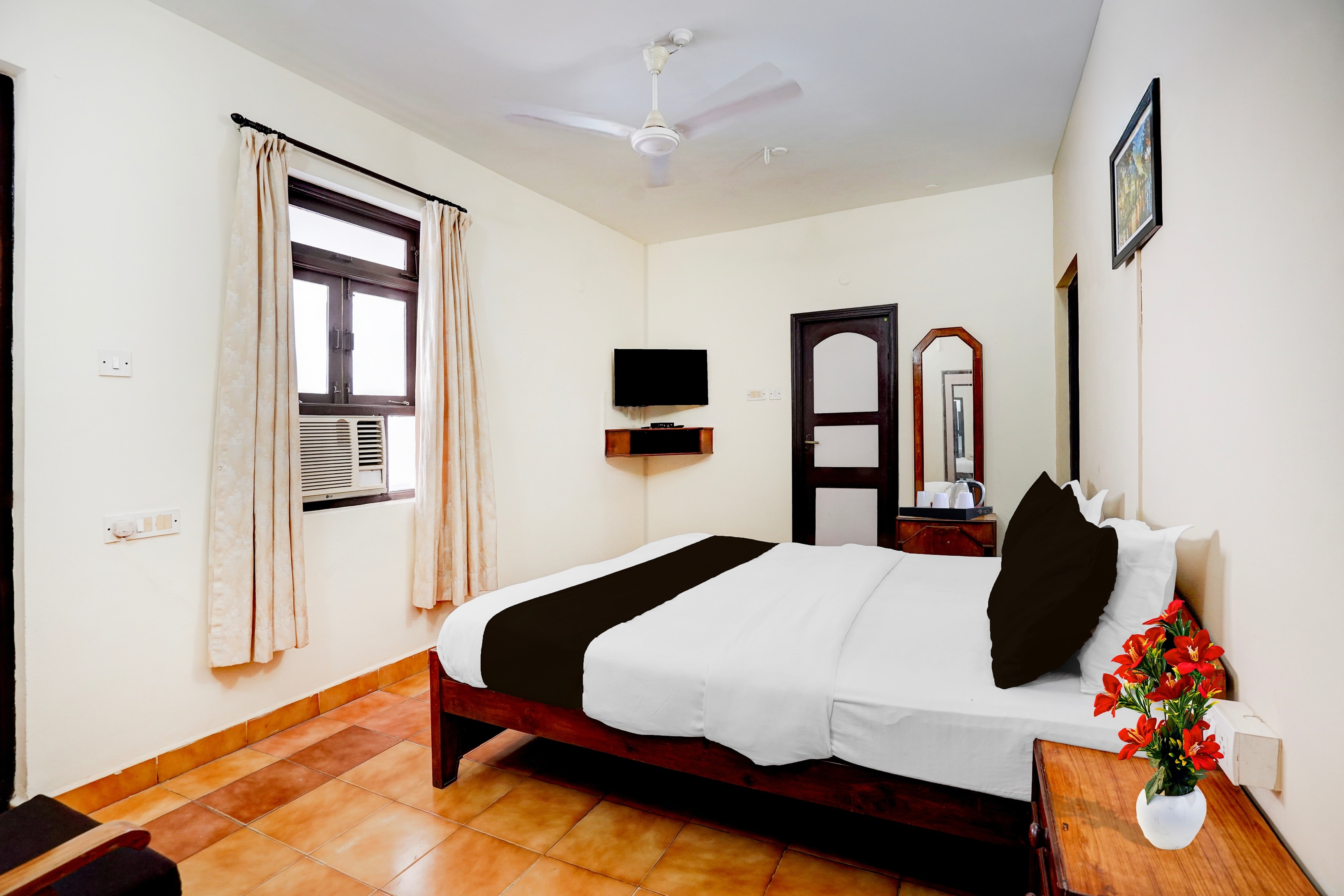 Super Townhouse Calangute Formerly Hotel Horizon - Tap to explore photos
