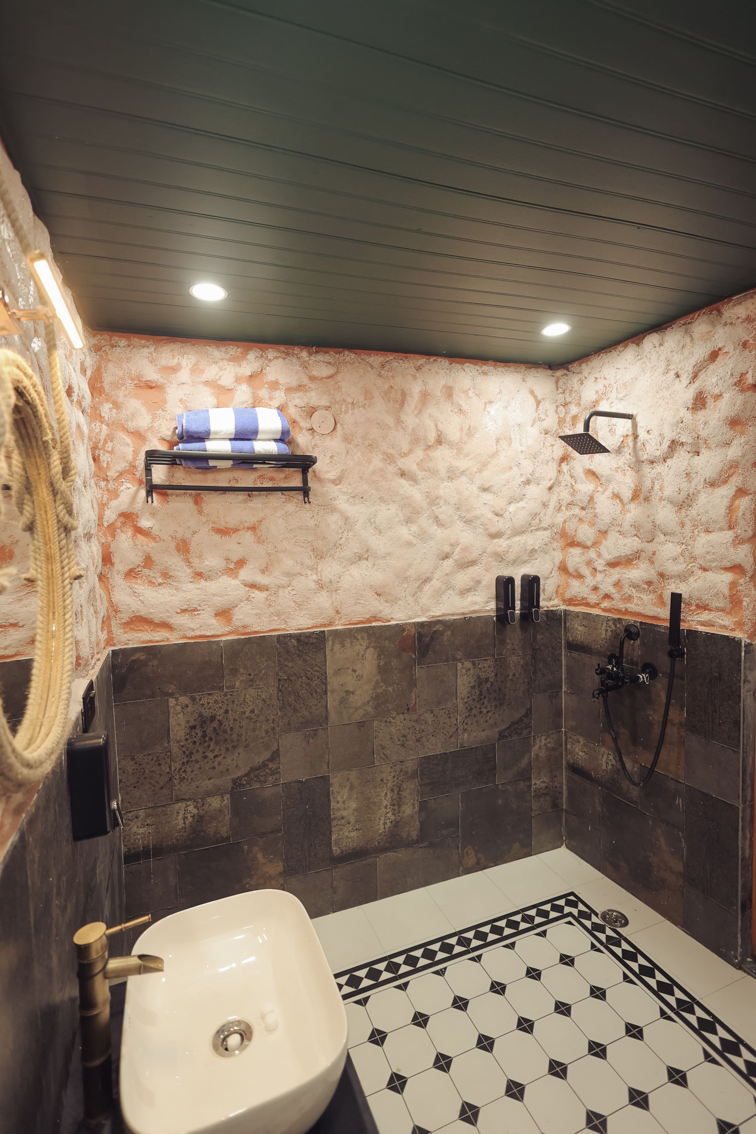 Airnest Stays Casa Jacuzzi Luxury Room - Tap to explore photos