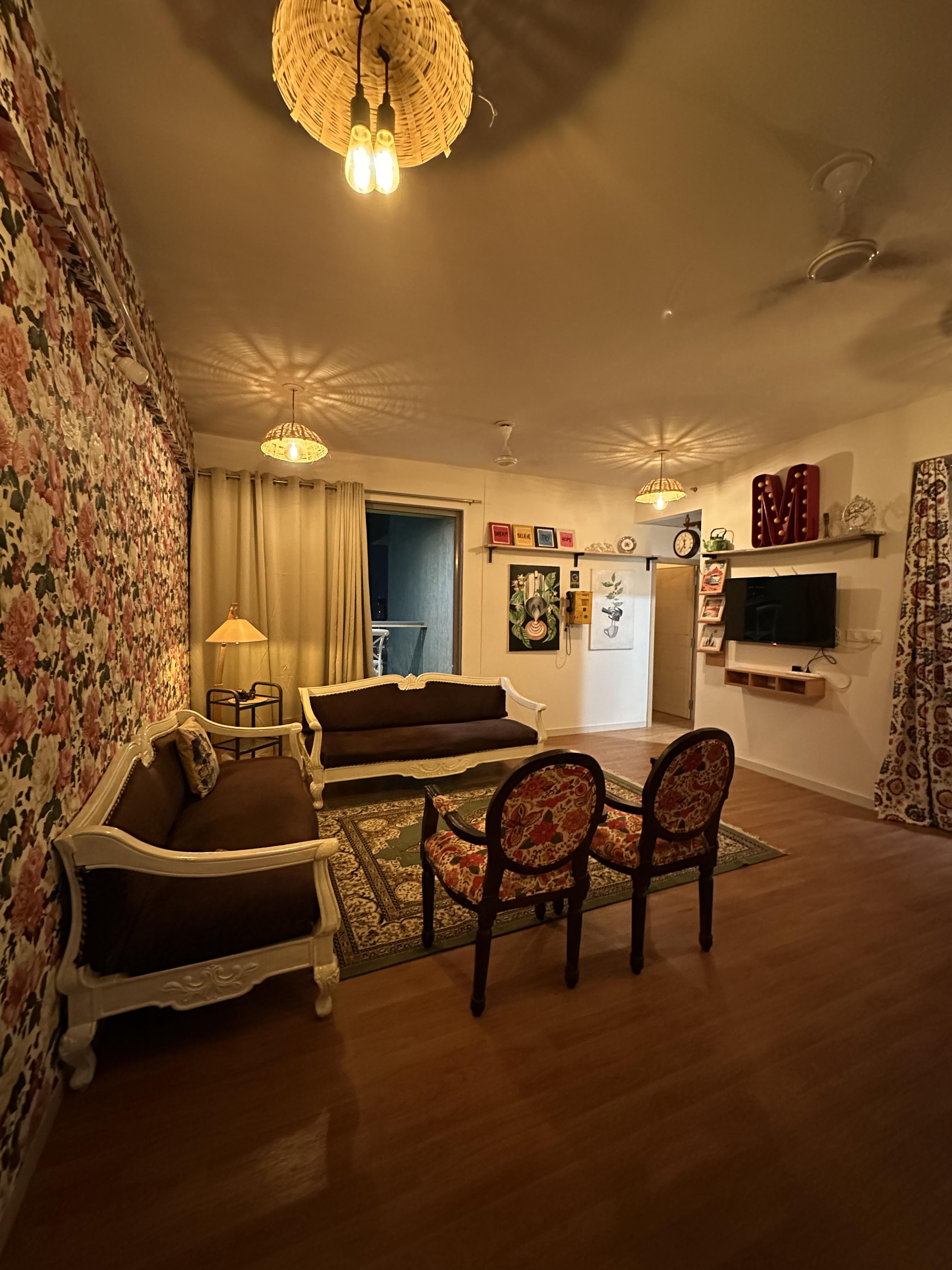 Mojmaa Homestays Scenic Room lounge - Tap to explore photos