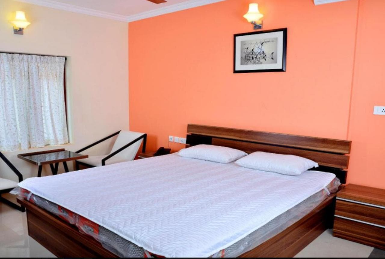 French Avenue - Tap to explore photos