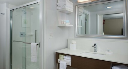 Hampton Inn & Suites Scottsdale on Shea Blvd Room Type - 1K PV STDO MIC FRG WTBR NS