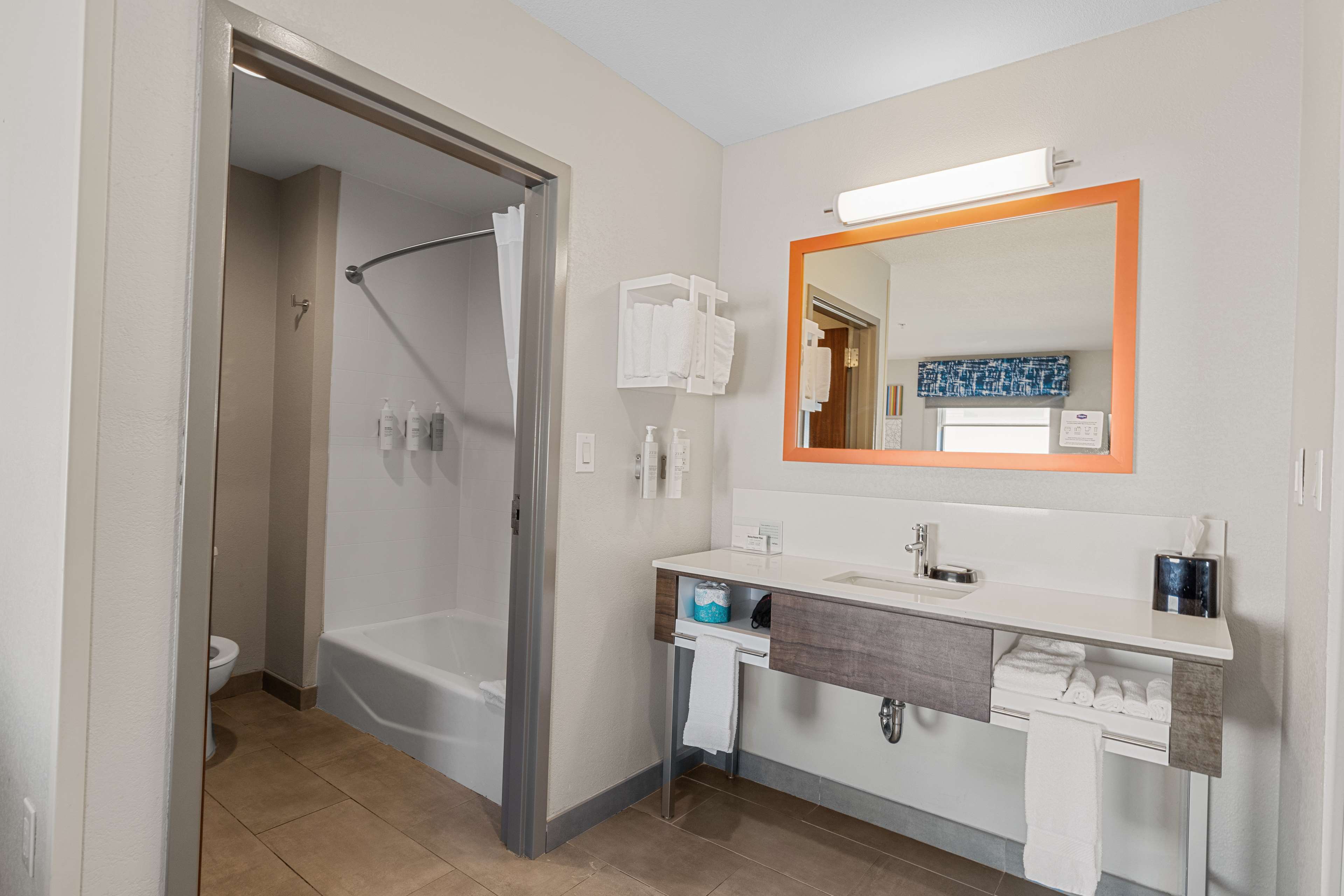 Hampton Inn and Suites Selma-San Antonio-Randolph AFB Texas - Tap to explore photos