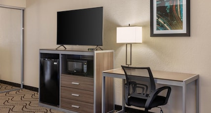 Best Western Heritage Inn Room Type - Accessible - 2 Queen, Mobility Accessible, Communication Assistance, Roll In Shower, Refrigerator, W