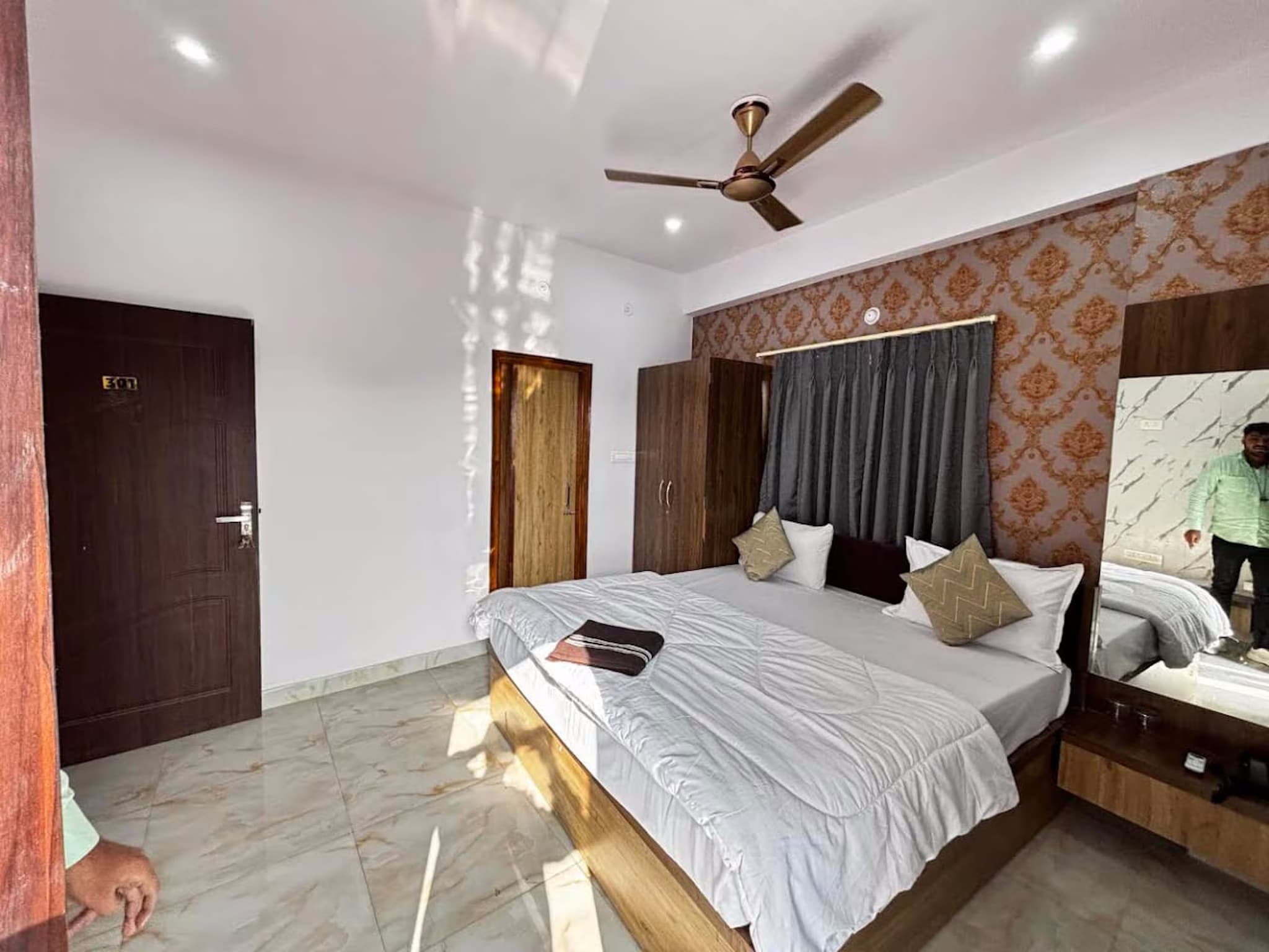 Hotel Vinayak Grand - 2 km from Kashi Vishwanath Temple - Tap to explore photos