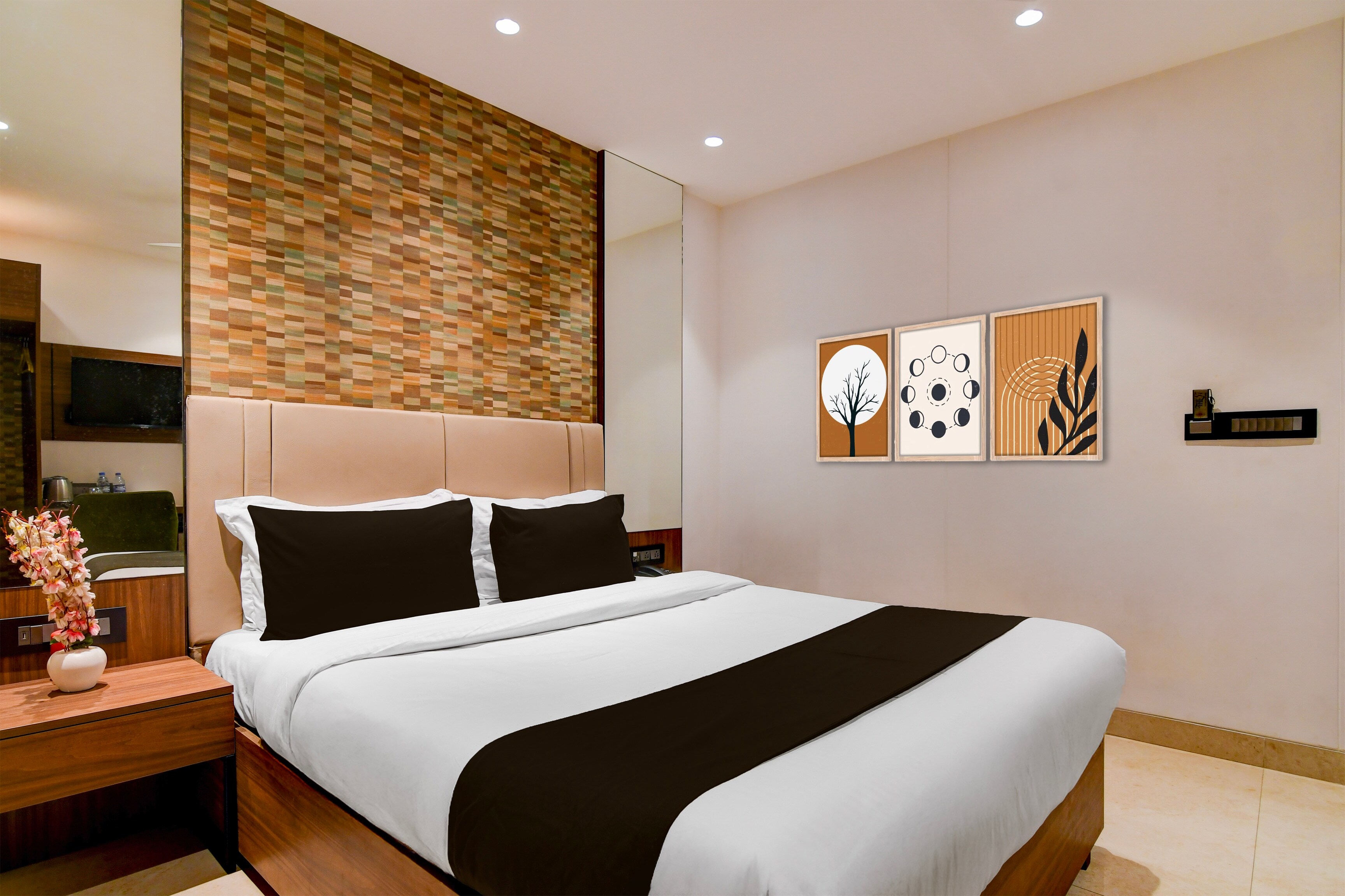 Super Townhouse Oak DLF Newtown Bus Terminal - Tap to explore photos