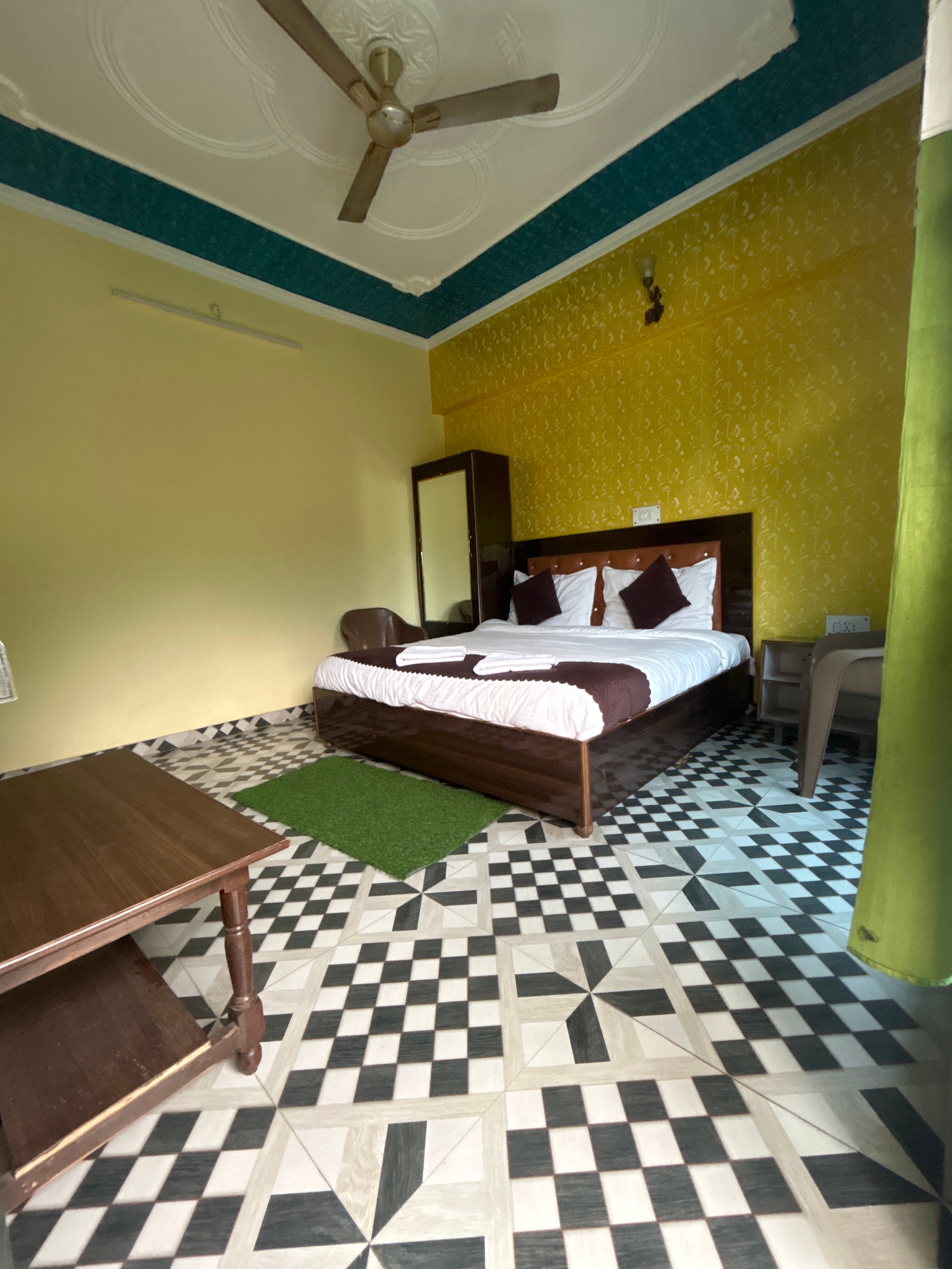 Hotel  Peace  Palace  and  restaurant - Tap to explore photos