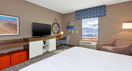 Hampton Inn & Suites Wells, NV Room Type - 1 KING WITH FRIDGE NS