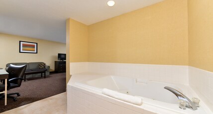Holiday Inn Express & Suites CHARLOTTE Room Type - 1 King Standard Accessible Extra Floor Space